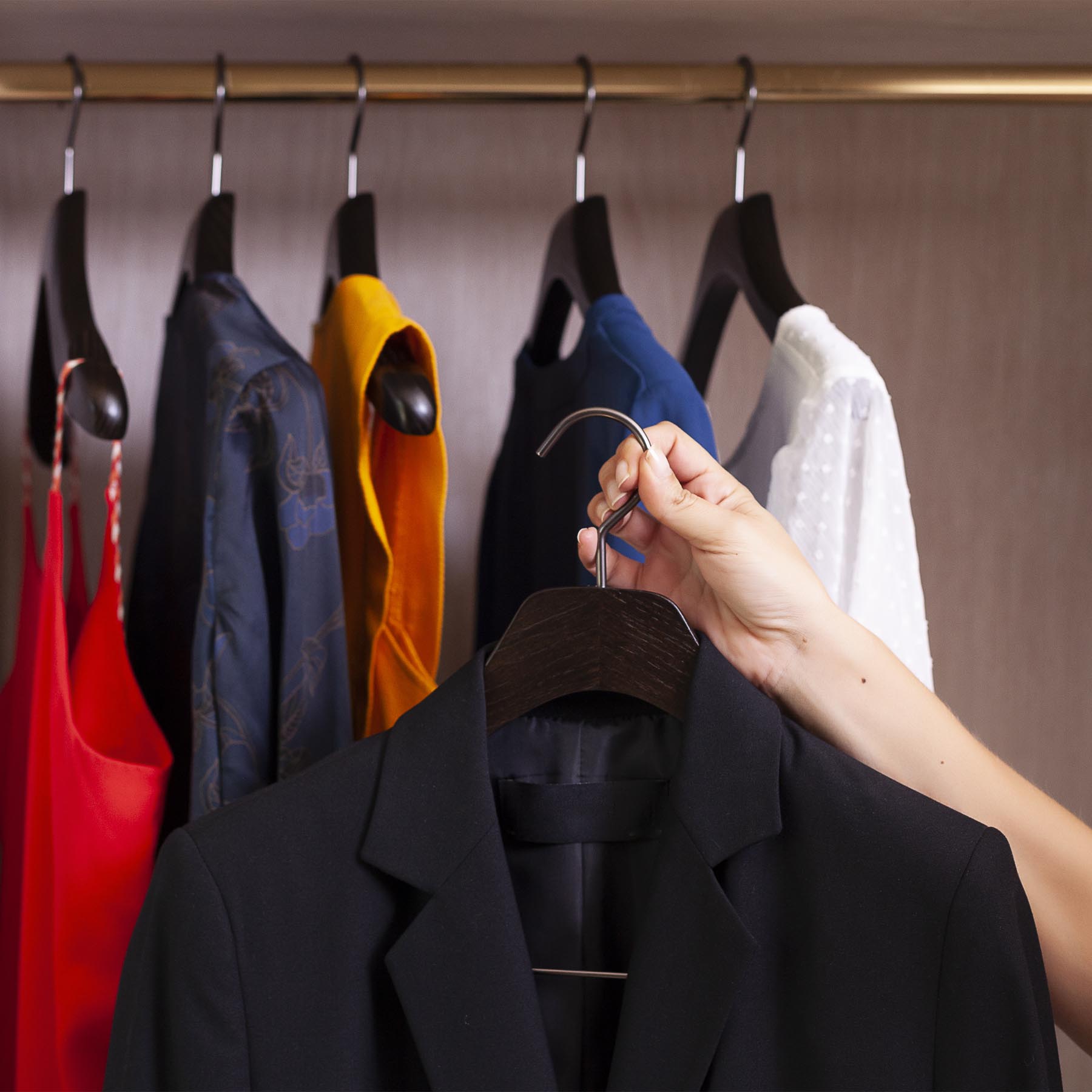 6 Kleiderbügel für Jacke und Anzug – Farbe schwarz