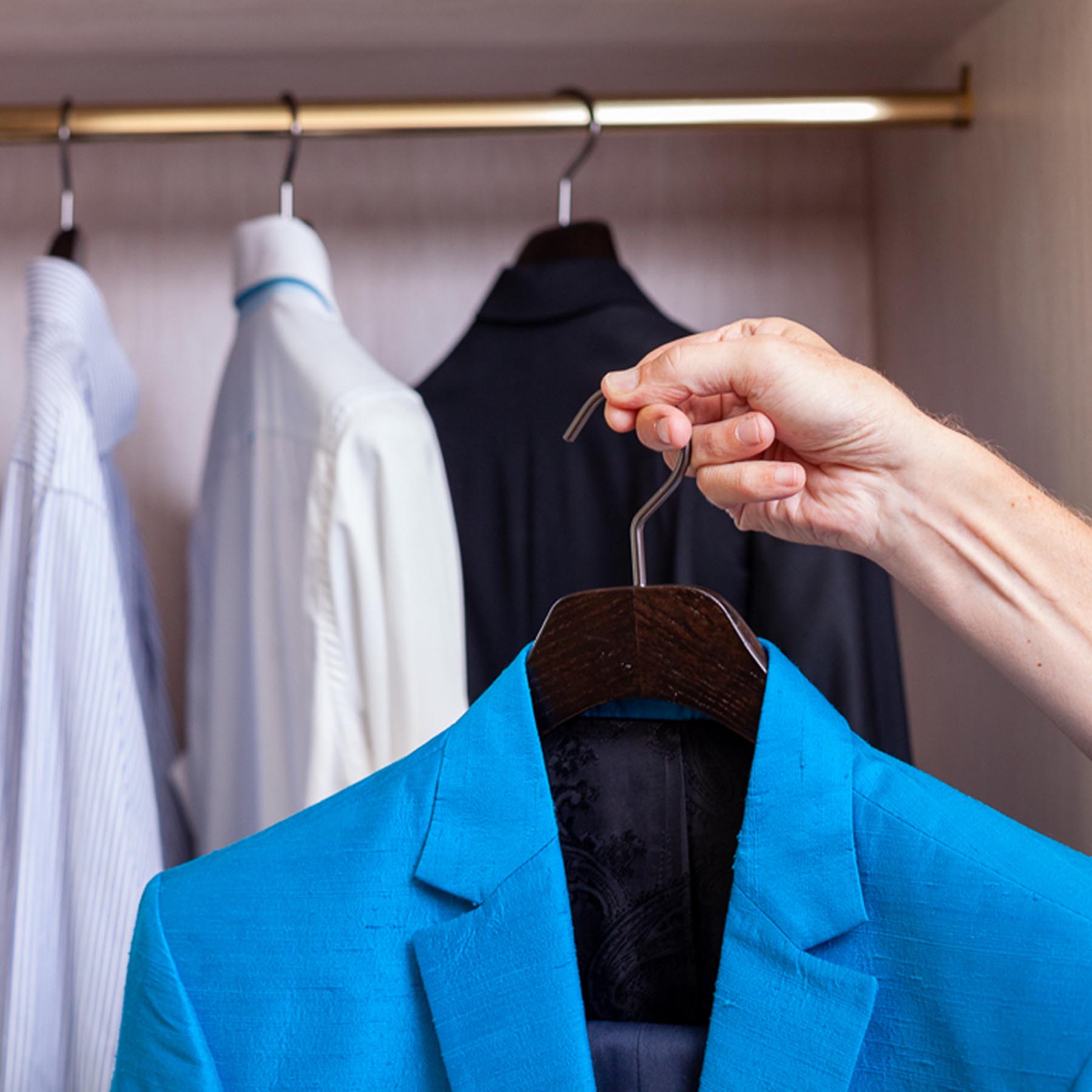 6 luxuriöse Kleiderbügel für Jacke und Anzug in Aschschwarz gebürstet