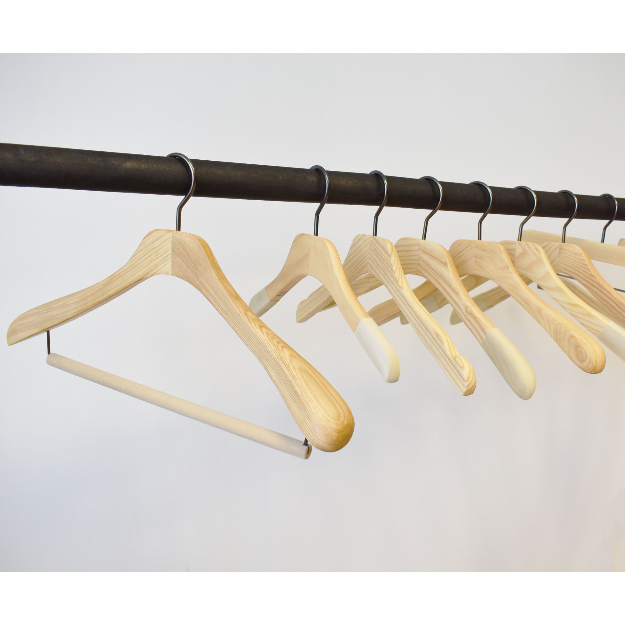 Cintres pour costumes en bois pour femmes avec clips par Butler Luxury