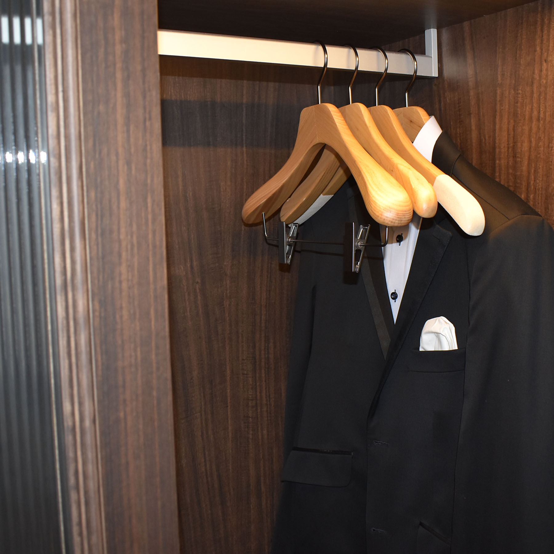 6 perchas de lujo para chaqueta y traje en fresno - color negro